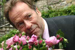 Foto/Copyright: Ute Glaser - Dieter Mueller mit seiner Rose