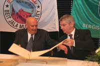 Raji Zeidan und Lutz Urbach bei der Unterzeichnung, Foto/Copyright: Glaser